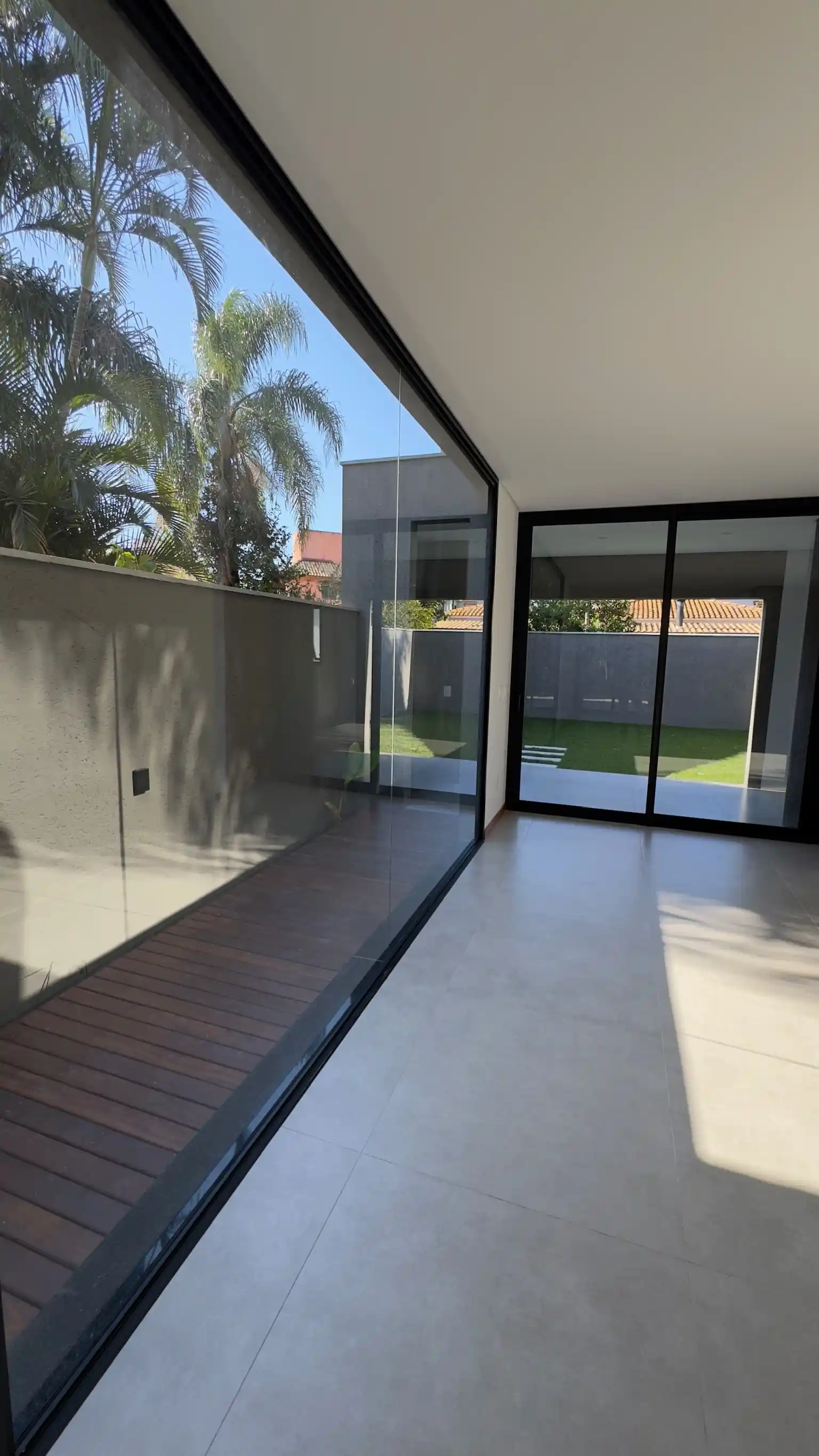 Balkon mit rahmenlosem Glasgeländer und Holzdeck