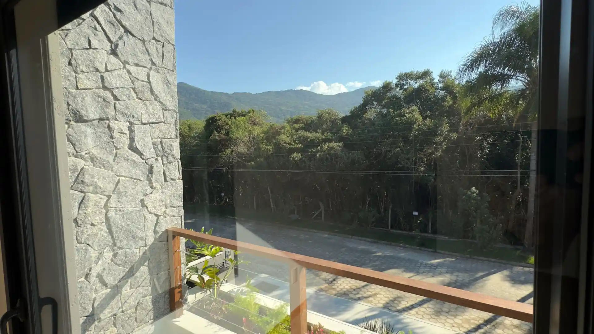 Blick aus dem Master-Schlafzimmer auf Wald und Berge - Casas Açores