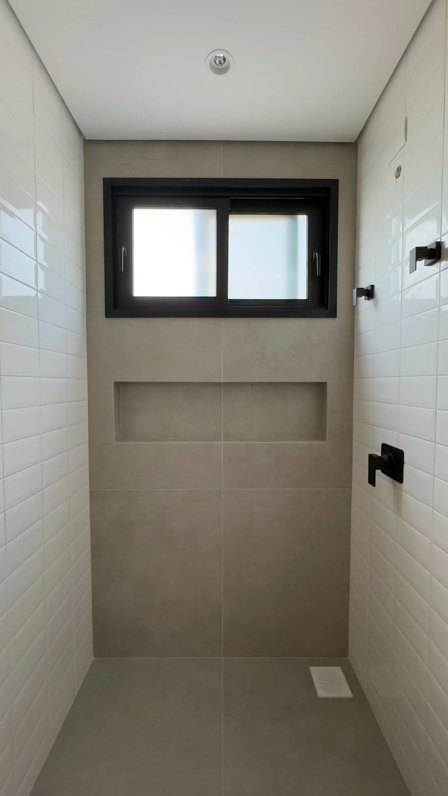 Begehbare Dusche mit schwarzen Armaturen
