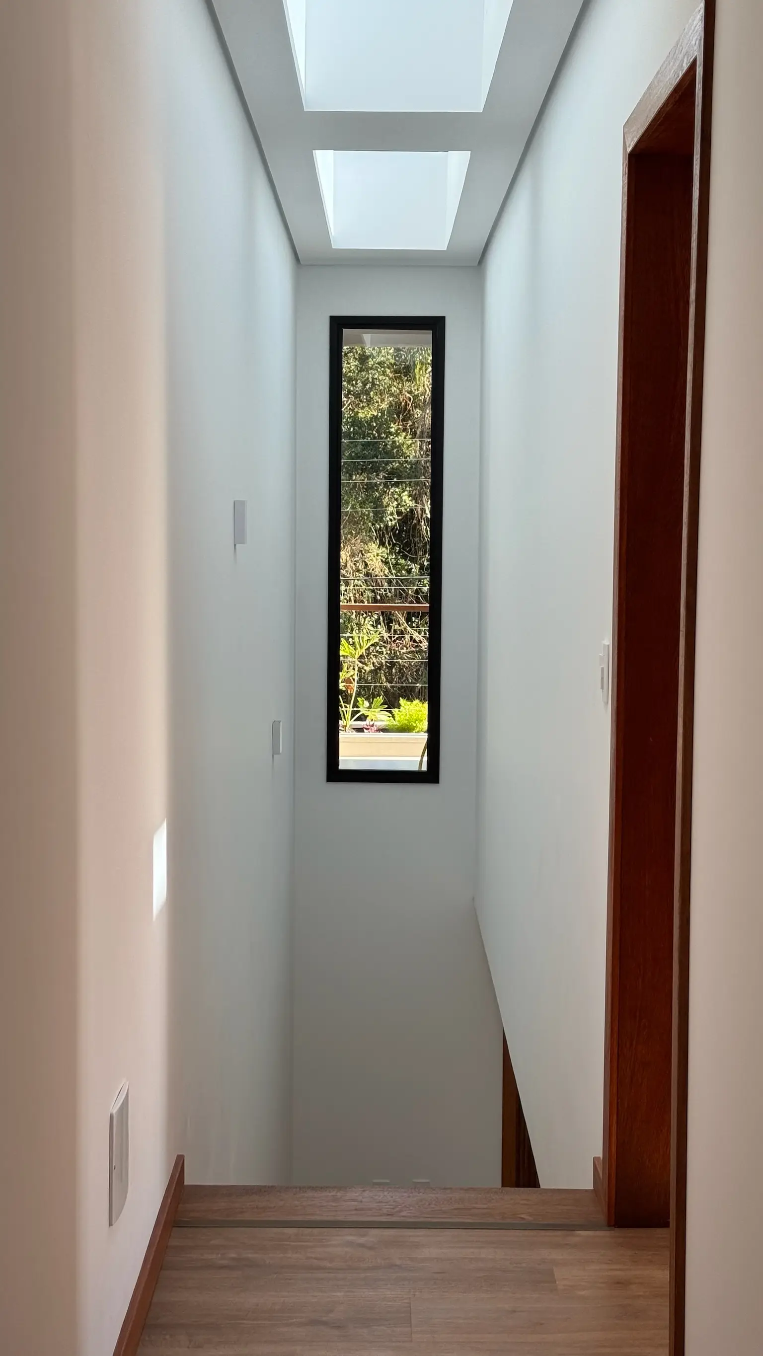 Flur mit hohem, schmalem Fenster zum Garten