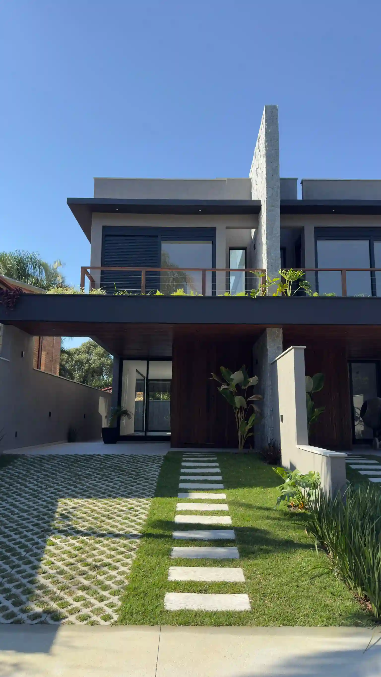 Casas Açores - Frontansicht mit Balkon und Gartenweg, Florianópolis