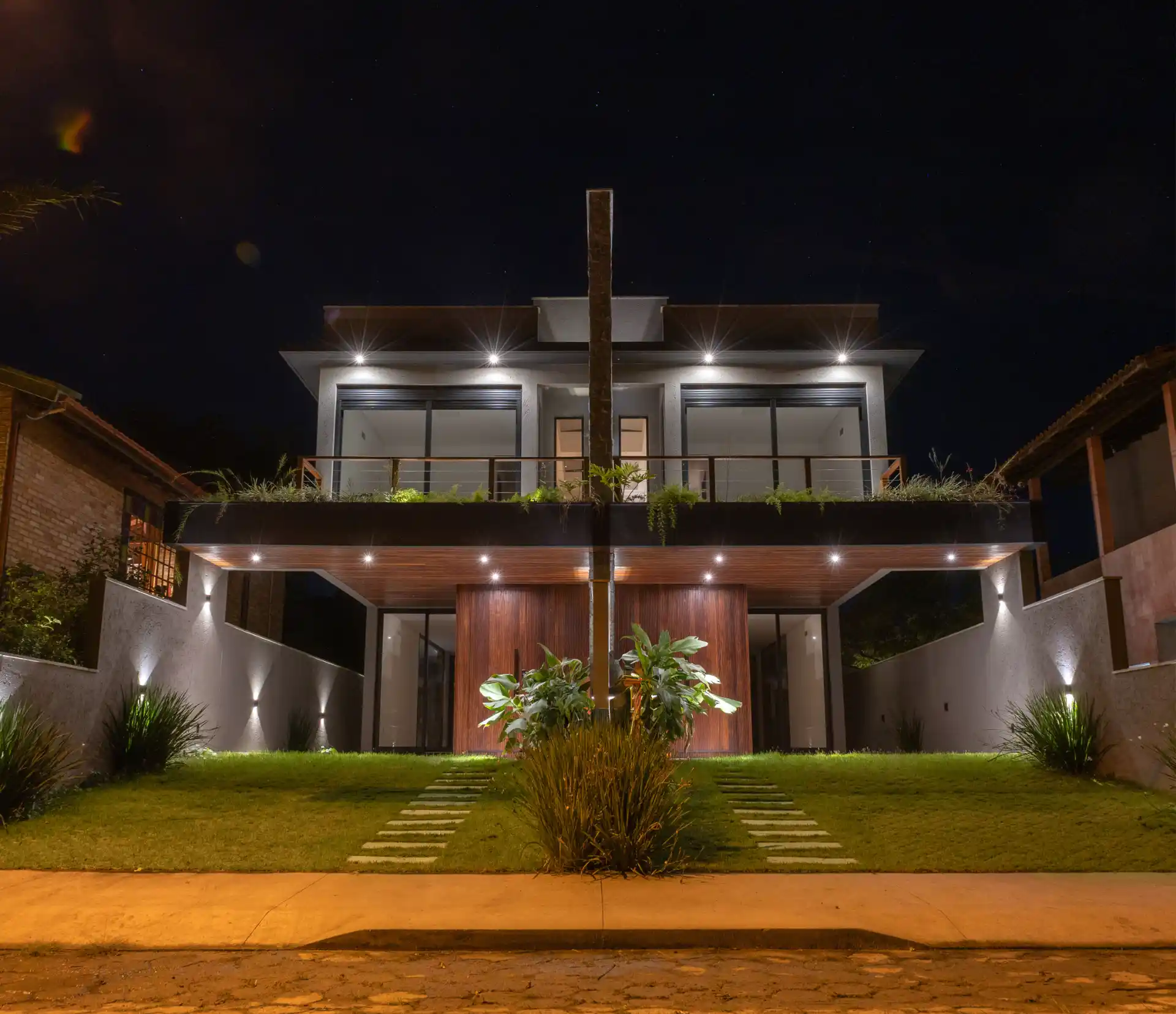 Casas Açores – beleuchtetes Architektenhaus in Florianópolis bei Nacht
