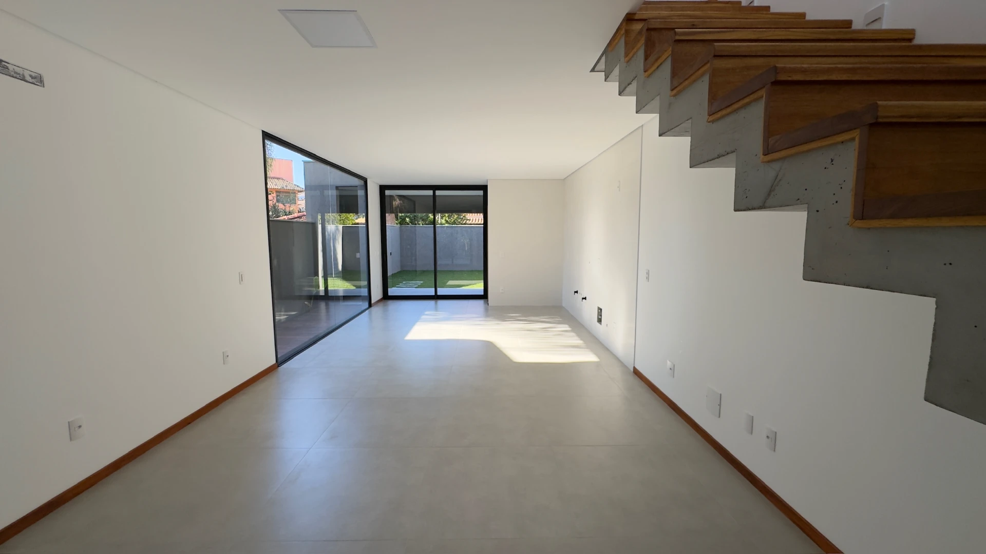 Wohnzimmer mit freitragender Treppe und Blick in den Garten - Casas Açores